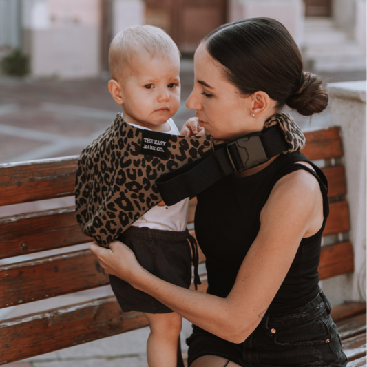 Totyogó Easy Babe csípőhordozóban utazáshoz
